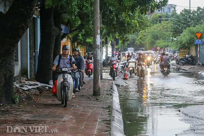 Nhiều người lựa chọn đi lên vỉa hè để đỡ bị bắn bẩn và tránh cho xe không bị chết máy.