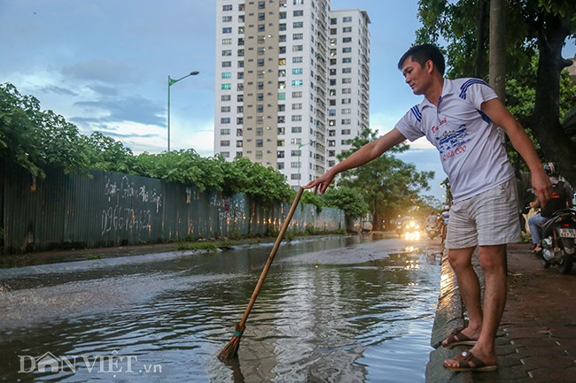 Dùng chổi chỉ vào một chỗ trũng trên đường, anh Nguyễn Như Phúc cho biết, tại đây có một hố sâu gần 20cm, không ít người đã bị ngã xe vì lao vào đây.