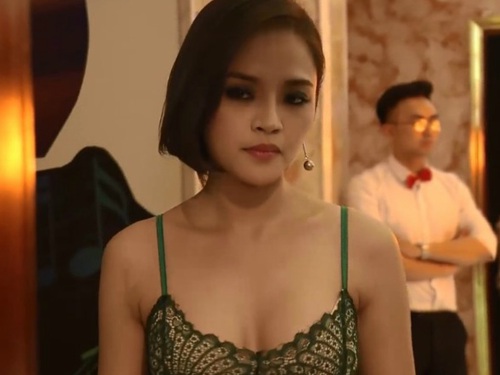 Quần áo của "Chị Huệ" nhạt nhòa y như con người cô. Bên cạnh My Sói luôn "sang chảnh" và tự tin hết cỡ.