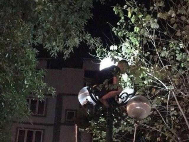 Pháp luật - Cảnh sát giải cứu thanh niên "luyện công" trên cột đèn lúc rạng sáng