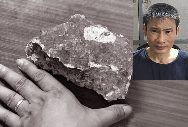 Nguyễn Quang Hùng cùng tang vật tại trụ sở công an.