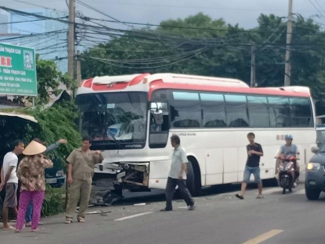 Tin tức trong ngày - Ôtô chở công nhân tông xe limousine xuống ruộng, nhiều người bị thương