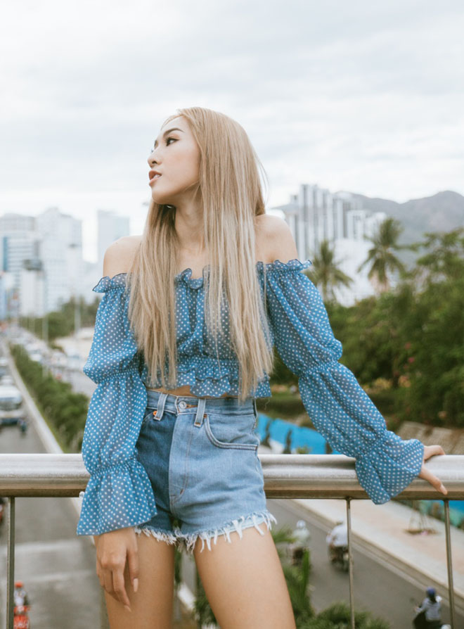 Dù đã là bà mẹ hai con, người đẹp vẫn khiến khán giả không thể rời mắt.