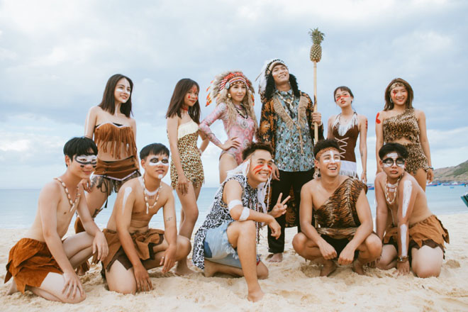 Dàn diễn viên xuất hiện trong MV "Ơ sao bé không lắc" vừa ra mắt của cặp đôi "Mượn rượu tỏ tình".