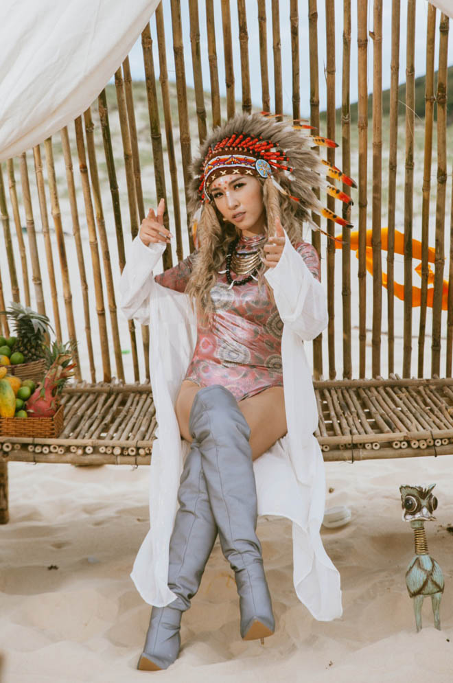 Emily có khá nhiều tạo hình ấn tượng, từ hiện đại cho đến thổ dân trong MV mới.