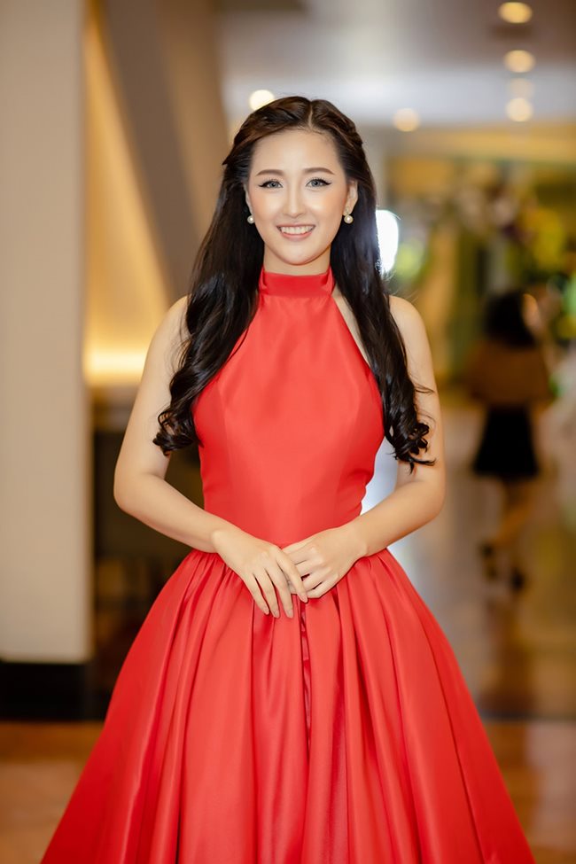 Với mái tóc dài đen được uốn kiểu cách, Mai Phương Thúy có thể tận dụng điều này để che đi bắp tay nếu lỡ tăng cân. Dù đã tuyên bố rút khỏi showbiz nhưng những hình ảnh của cô luôn nhận được sự quan tâm lớn của người hâm mộ.
