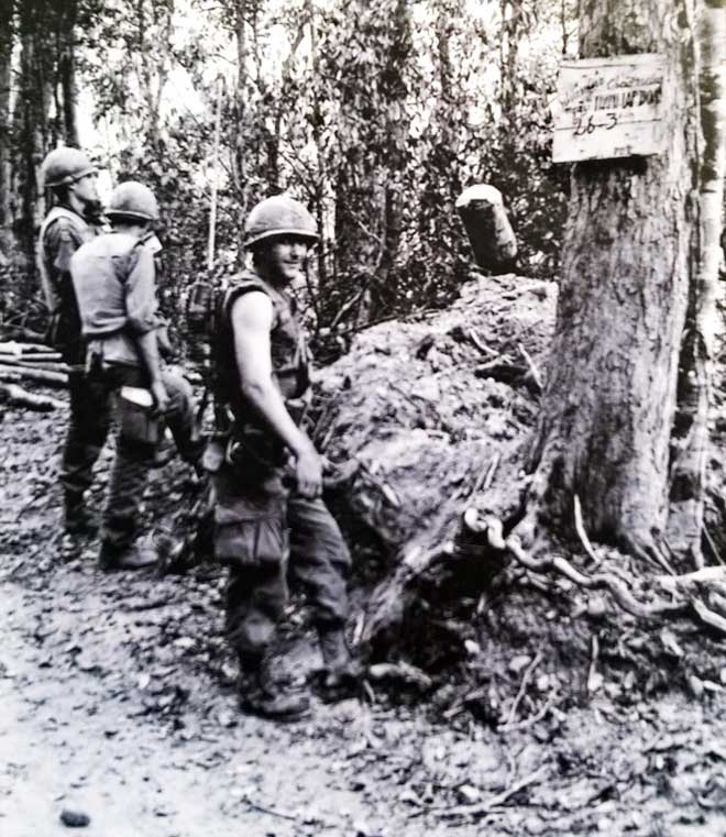 Bức ảnh Ignacio chụp đường Trường Sơn huyền thoại tại A Lưới (Thừa Thiên – Huế) có tấm biển treo trên cây với dòng chữ: “Chào mừng ngày thành lập Đoàn 26-3”