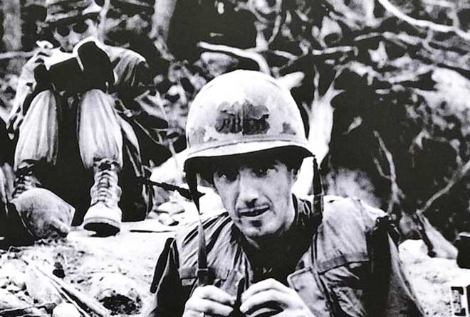 Nhà báo Ignacio trên đường Trường Sơn đoạn A Lưới năm 1968.