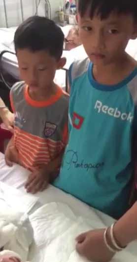 Hai con trai nghỉ hè mới được vào thăm mẹ. Ảnh: T.T