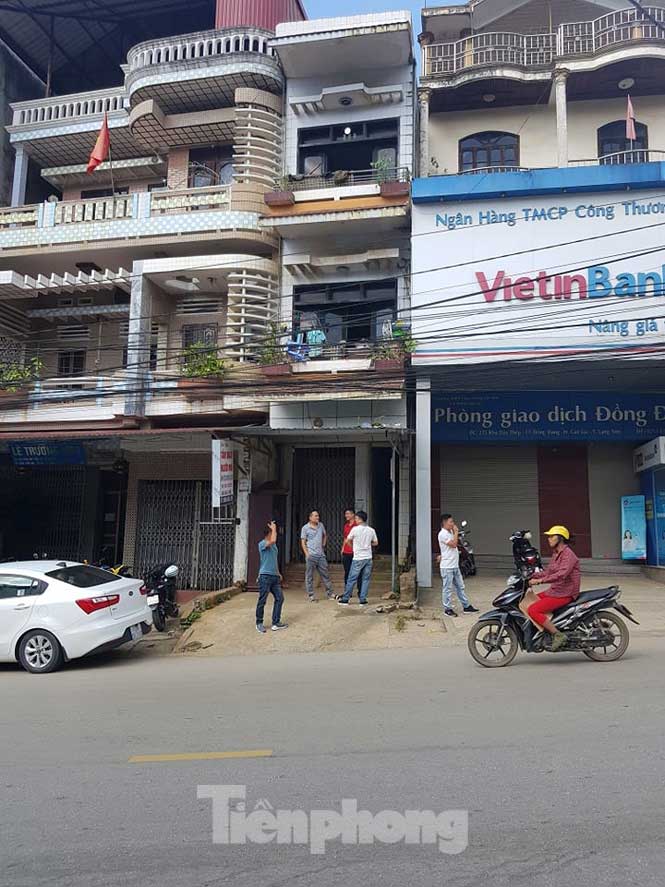 Các lực lượng chức năng đang khám nghiệm hiên trường, điều tra vụ việc .Ảnh: Duy Chiến
