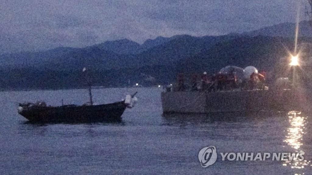 Hàn Quốc tạm giữ “thuyền quân đội Triều Tiên” xâm nhập lãnh hải. Ảnh: Yonhap