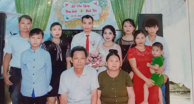 Vợ chồng ông Lục Văn Quân hạnh phúc trong đám cưới cô con gái út Lục Thị Linh Ảnh: GIA ĐÌNH CUNG CẤP