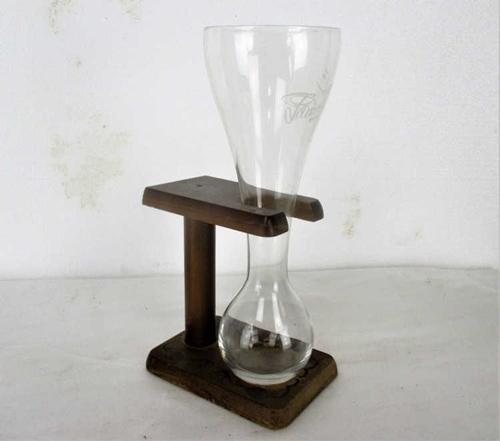 Chiếc ly bia của Bỉ đang trở thành vật phẩm được du khách ưa thích "cầm nhầm" - Ảnh: Etsy.