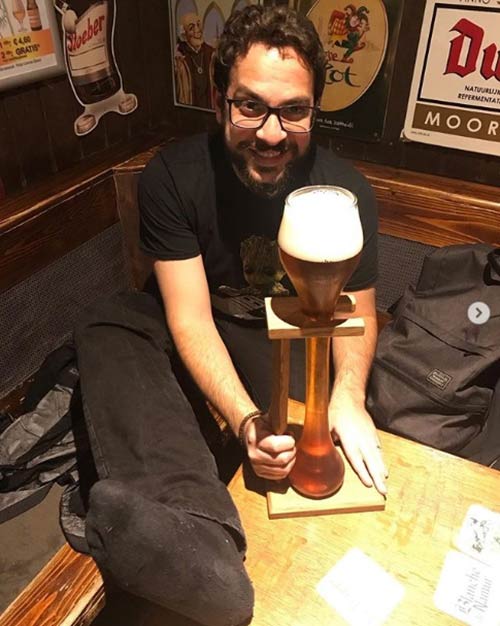 Khách đến quán uống bia với 1 chân không có giày - Ảnh: Instagram.