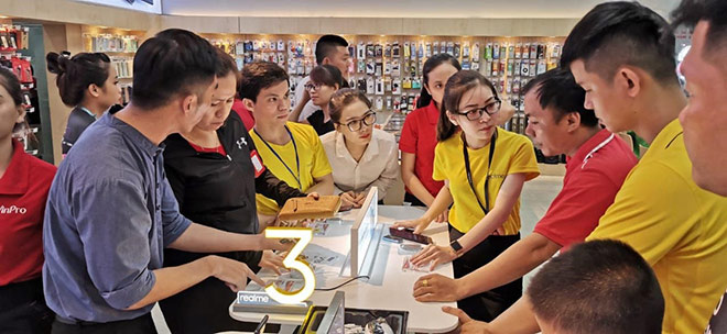 Khách hàng trải nghiệm và lắng nghe tư vấn về sản phẩm công nghệ