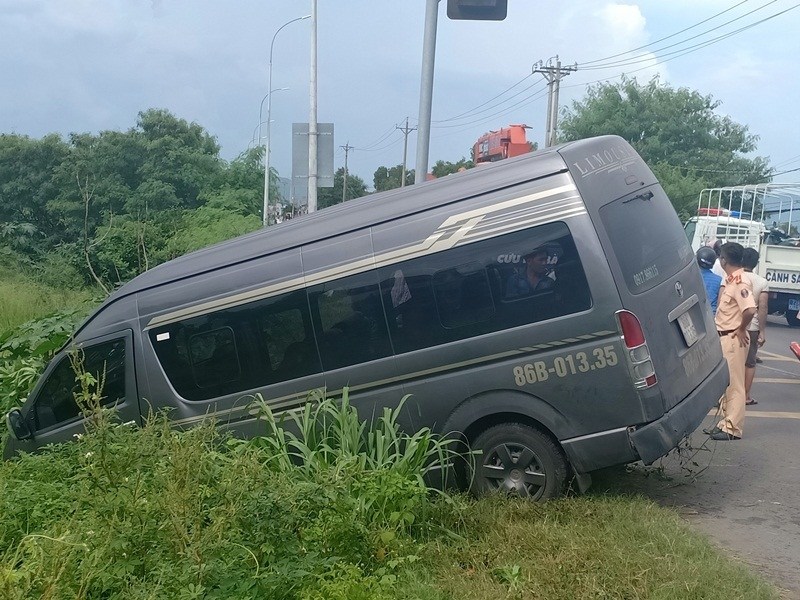 Xe limousine bị ô tô 45 chỗ tông ngang hông, lao xuống hố