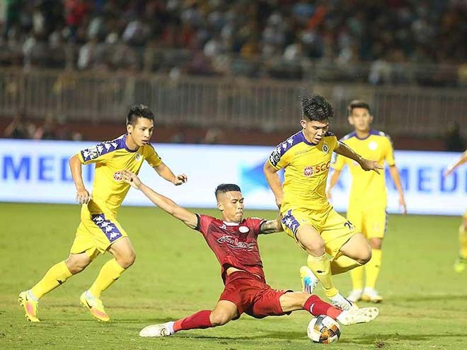 Trận đấu giữa TP HCM (áo đỏ) và Hà Nội diễn ra hấp dẫn