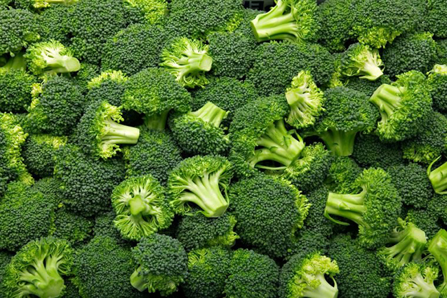 2. Thực phẩm chứa nhiều chất xơ, ví dụ như bông cải xanh: Ngay cả với máy xay sinh tố siêu mạnh, tốc độ cao nhưng chúng cũng có thể biến chúng thành những vụn nhỏ và làm hỏng kết cấu của món ăn.