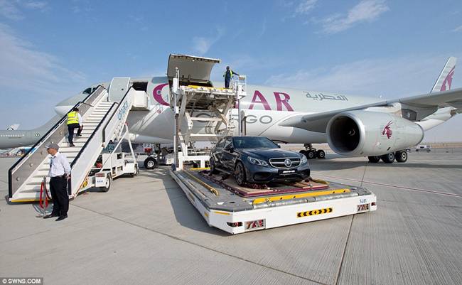 Máy bay dùng để chở xe là Airbus A330. Hãng hàng không này nhận chở nhiều xe trong một chuyến bay.