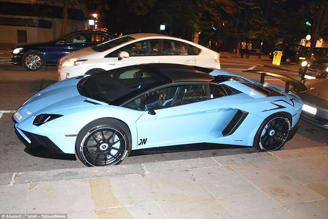 Một chiếc xe Lamborghini màu xanh da trời có giá khoảng hơn 217.000 bảng (~6,2 tỷ đồng) đỗ trên đường phố ở London. 