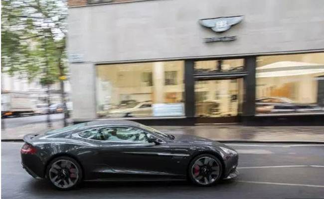 Một chiếc xe Aston Martin được chủ nhân lái đi trên đường phố London. 