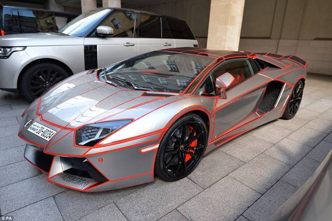 Một chiếc Lamborghini có giá khoảng 192.000 bảng (~5,5 tỷ đồng) mang biển số Kuwait đỗ tại Mayfair, London.