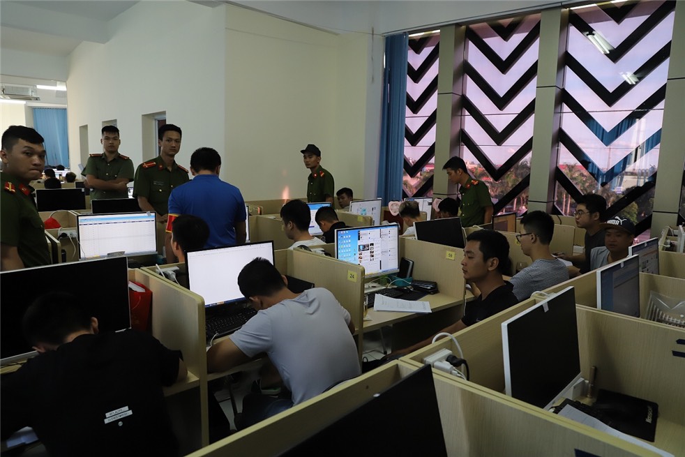 Lực lượng Công an bắt giữ các đối tượng trong vụ án.