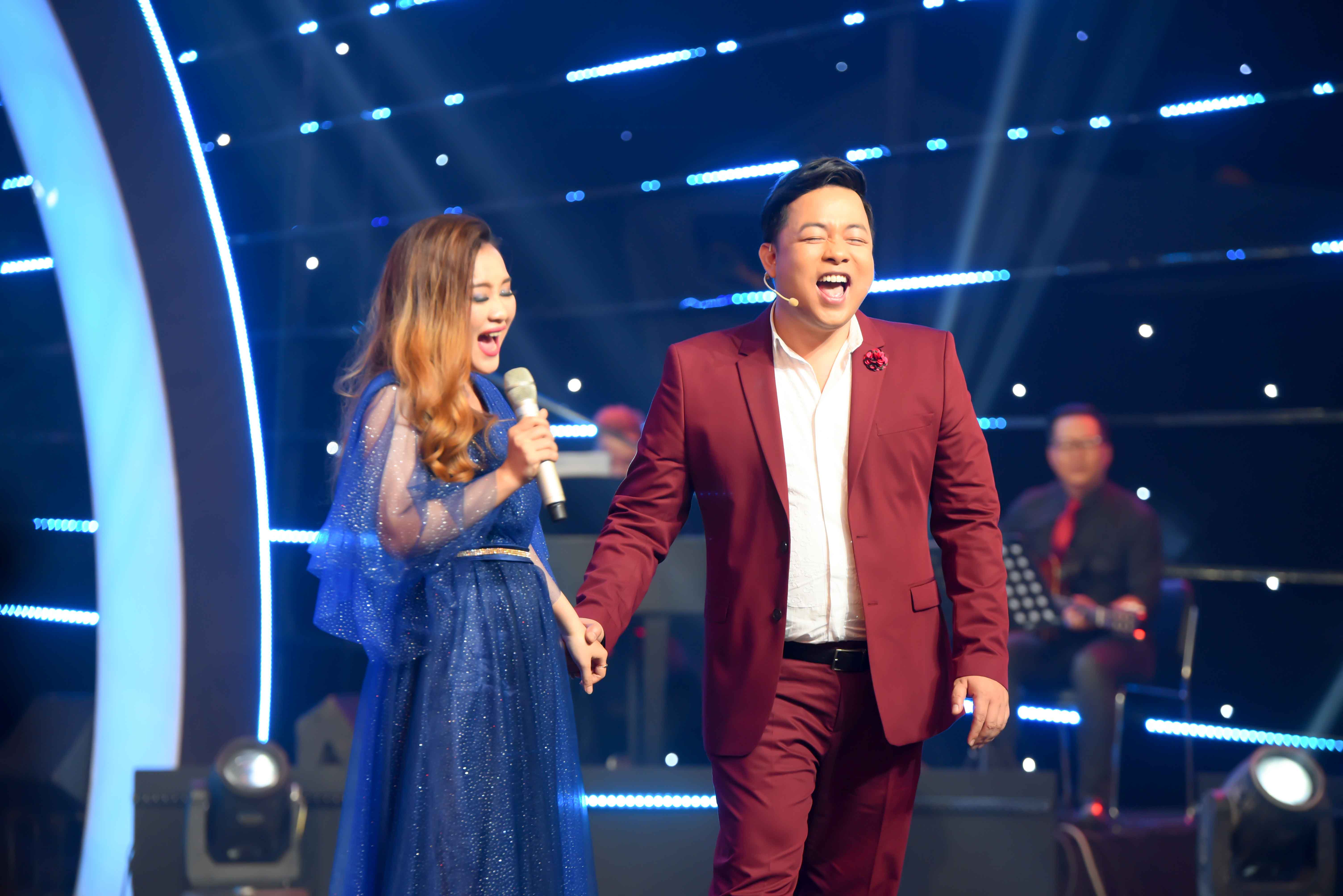 Dù đích thân lên sân khấu song ca, hát nhạc nước ngoài nhưng Quang Lê vẫn không thuyết phục được thí sinh.