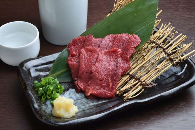 1. Thịt ngựa sống – Nhật Bản: Thịt ngựa sống được phục vụ như một món ăn riêng hoặc chế biến thành sushi. Người dân Nhật Bản dường như đã quá quen với những món ăn làm từ nguyên liệu tươi sống, nhưng với du khách đây thực sự là 1 thử thách mà không phải ai cũng dám vượt qua.