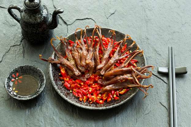 9. Lưỡi vịt chiên giòn được ăn kèm cần tây và ớt đỏ, là một đặc sản nổi tiếng ở Hồng Kông.