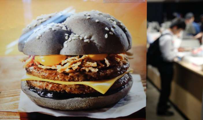 15. Bánh burger mực ống - Nhật Bản: Để chiêu đãi khách hàng của mình, Burger King tại Nhật Bản đã tạo ra một chiếc bánh burger theo chủ đề “màu đen” với những chiếc bánh được làm từ hỗn hợp bột của bột than tre, vừng đen và thịt bò ướp với nước sốt mực.