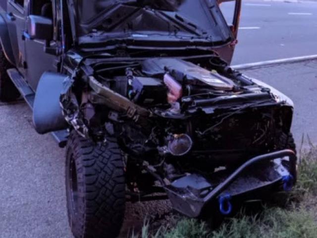 Media - Lốp ô tô lăn tự do trên quốc lộ khiến xe Jeep nát đầu