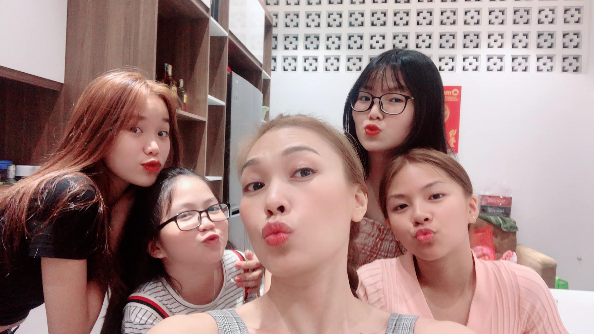 Khoảnh khắc Mỹ Tâm vui vẻ bên các cháu, có cả "bản sao nhí" của mình.