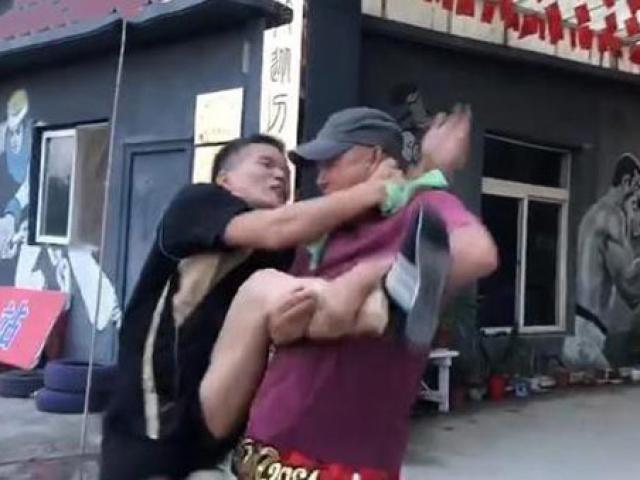 Thể thao - Đệ tử Diệp Vấn bị "gã béo" đè ngửa đấm vỡ mặt: Cú sốc võ lâm Trung Quốc