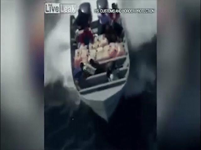 Thế giới - Bị truy đuổi, tội phạm ma túy vừa tháo chạy, vừa quăng hàng cấm 30 triệu USD xuống biển