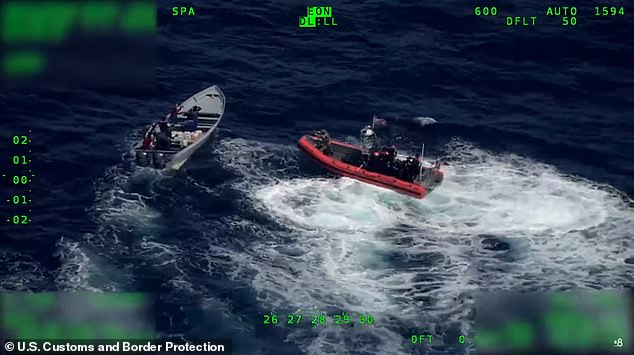 Lực lượng USCG (trên tàu màu cam) tiếp cận xuồng cao tốc của nhóm buôn ma túy