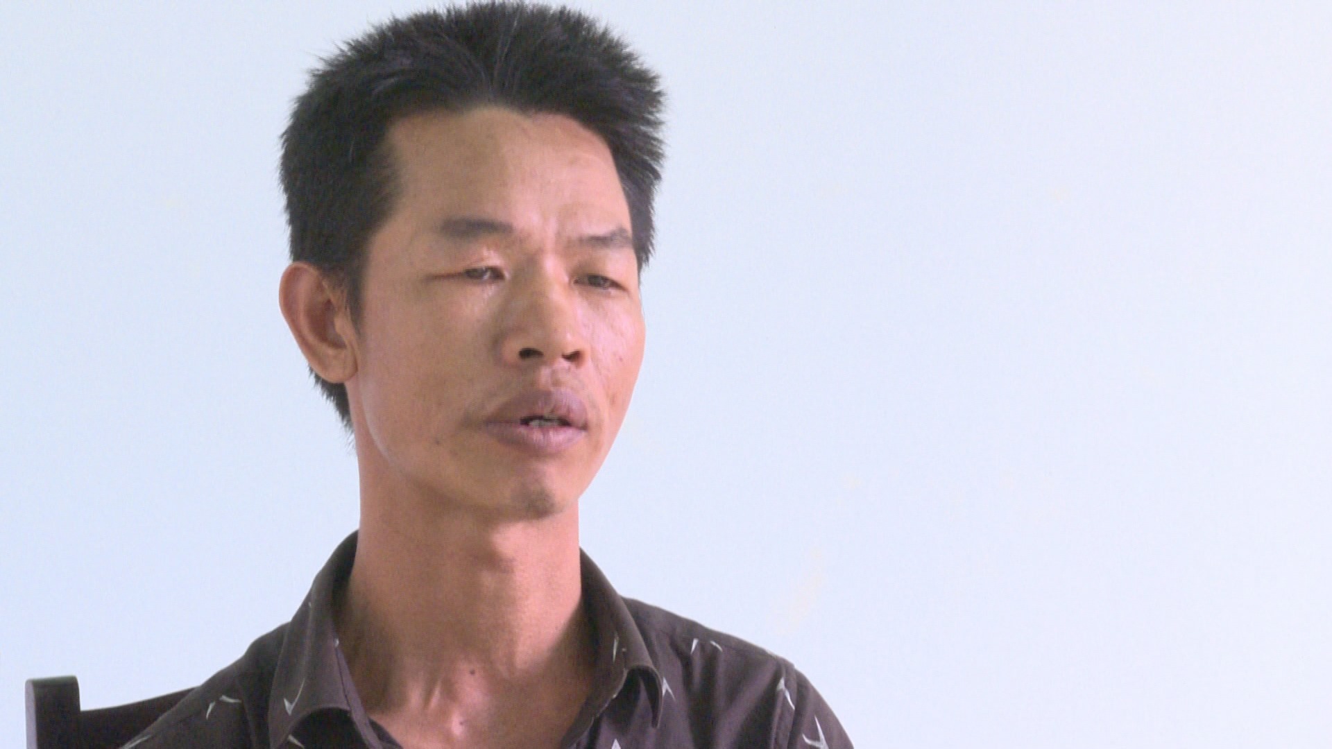 Mặc dù biết Tùng bị truy nã nhưng Bình vẫn giúp Tùng bỏ trốn