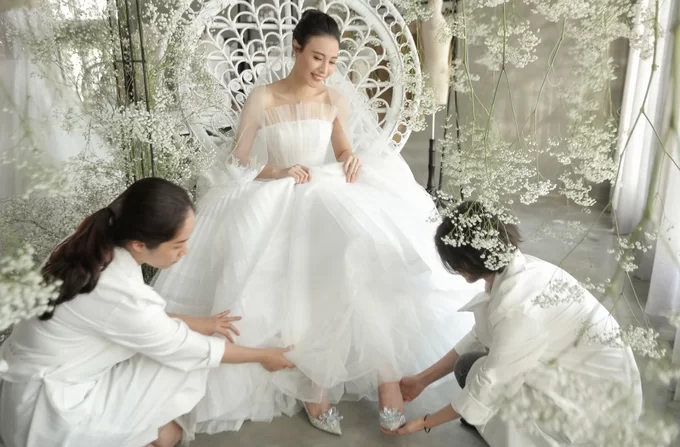 Ngoài những mẫu váy cưới được thiết kế cầu kỳ, đôi giày cũng là điểm nhấn của bộ trang phục