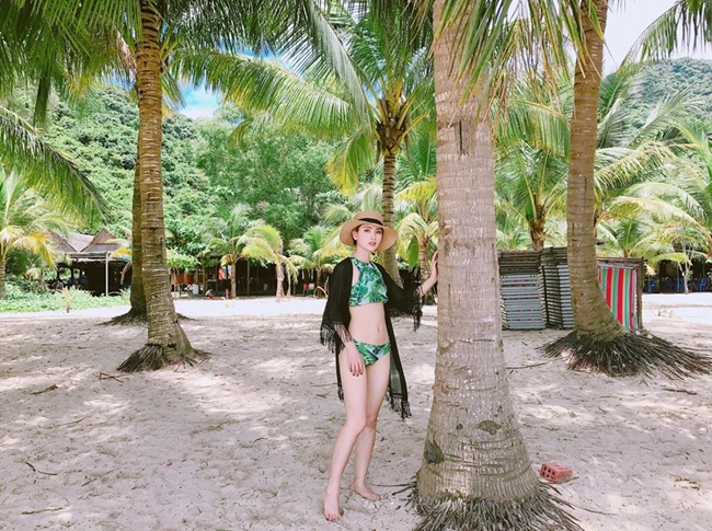 Huyền Trang tự tin diện bikini khoe hình thể quyến rũ trong chuyến nghỉ dưỡng gần đây với người thân. Dù hiếm khi khoe ảnh bikini song người đẹp sinh năm 1993 vẫn được xem là 1 trong số những MC sexy nhất nhì VTV6.
