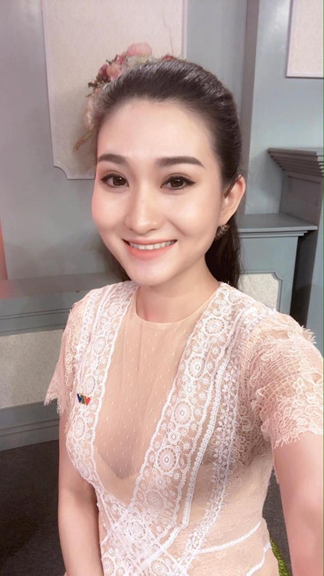 Không những thế, cô còn gây ấn tượng nhờ sự năng động, tự tin và không kém phần duyên dáng trên sân khấu và thu hút khán giả nhờ sự hoạt ngôn và trẻ trung.