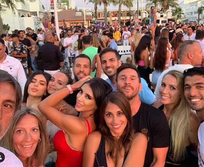 Messi cùng Alba, Suarez, Fabregas đưa vợ/bạn gái và người thân tới nghỉ hè ở Ibiza