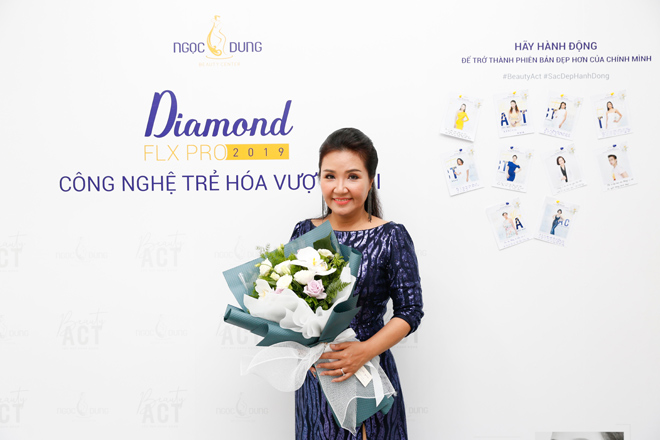 Diễn viên Ngân Quỳnh khoe sắc vóc trẻ trung ở tuổi 53.