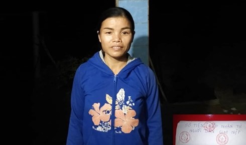 Chị Đặng Thị Hoa và số tiền nhặt được đang chờ người đến nhận.