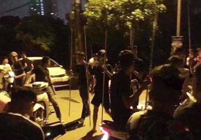 Hình ảnh nhiều thanh niên cầm theo vũ khí nóng được cho xảy ra tại Khu kinh tế Nghi Sơn&nbsp;