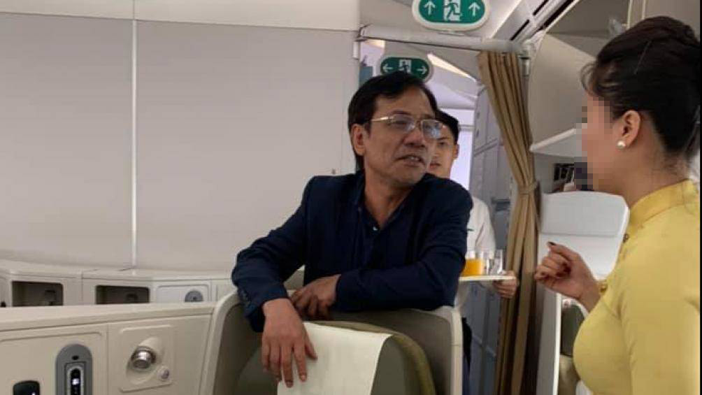 Ông Vũ Anh Cường (áo đen, bên trái) - khách thương gia trên chuyến bay VN253 từ Hà Nội đi TP.HCM của Vietnam Airlines bị cơ trưởng quyết định từ chối phục vụ do có hành vi quấy rối hành khách khác