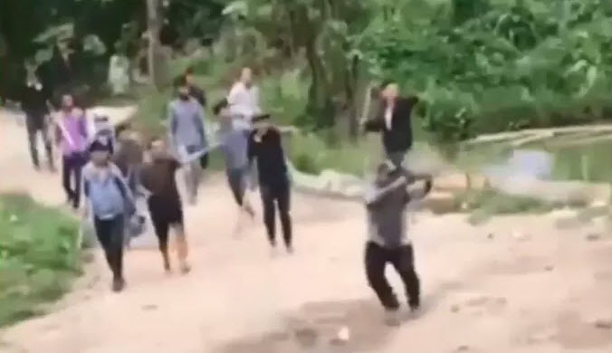 Đối tượng đội mũ nổ nhiều phát súng