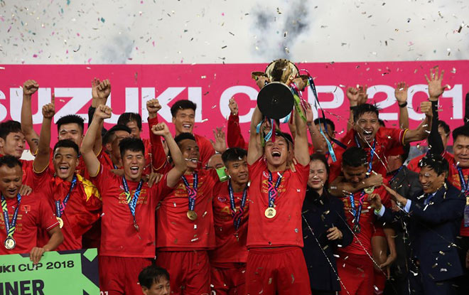 Chức vô địch AFF Cup 2018 của bóng đá Việt Nam đánh dấu cột mốc chính thức qua mặt Thái Lan. Ảnh: NGỌC DUNG