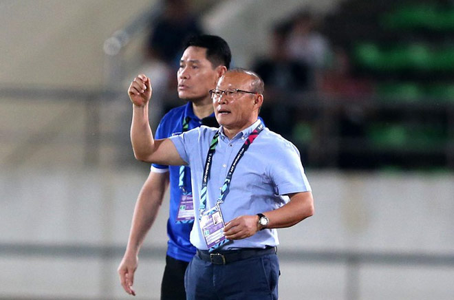 ... trong khi ông Park bình thản với những con tính thận trọng. Ảnh: NGỌC DUNG.