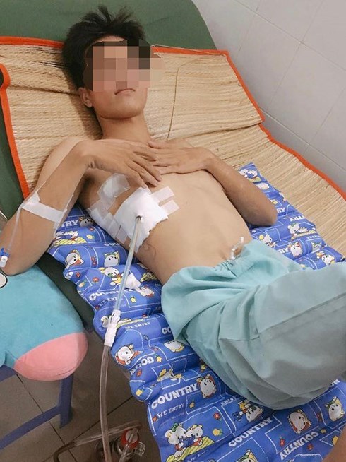 Hình ảnh của T. đang nằm viện được em chia sẻ trên mạng.