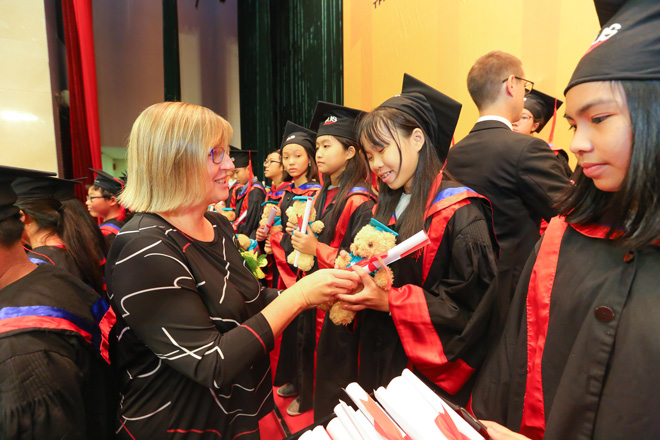 Với chứng chỉ Cambridge KET và PET, học viên VUS được hỗ trợ và làm quen với các dạng đề thi thông qua nhiều cấp độ của chương trình Anh ngữ Thiếu niên Young Leaders. Tài liệu học được cải tiến với các nội dung truyền cảm hứng từ các video TED Talks giúp các em được trau dồi kiến thức xã hội, rèn luyện tư duy và kỹ năng sống. Ứng dụng VUS App cung cấp thông tin học tập và nguồn tài liệu phong phú, đồng thời giúp gia đình dễ dàng theo dõi và hỗ trợ việc học của các em.